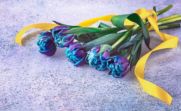 Foto flores fundo de tulipas azuis um buquê de flores de primavera azul com uma fita amarela