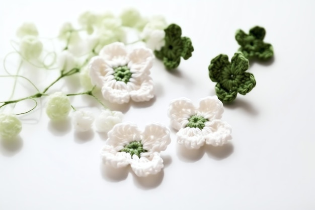 Flores de ganchillo sobre un fondo blanco