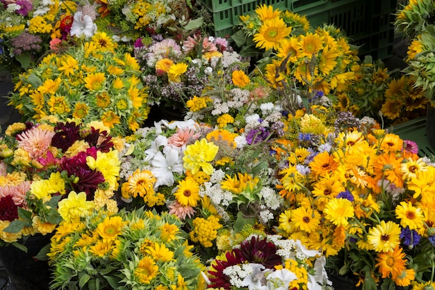 Flores y girasol en puesto de mercado