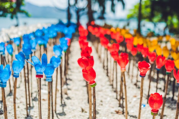 Flores hechas de una botella de plástico