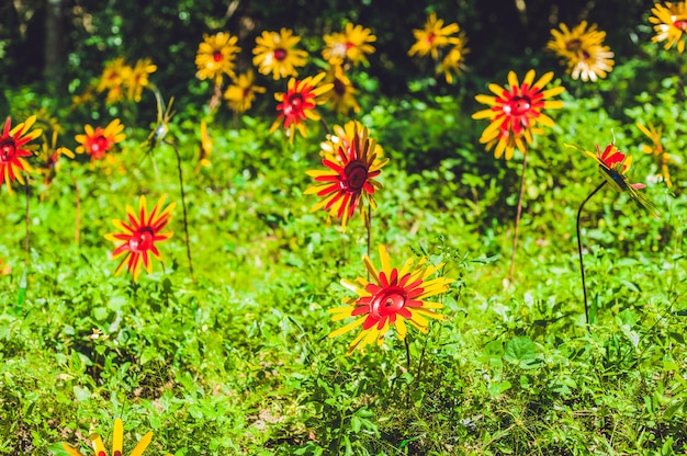 Flores hechas de botellas de plástico