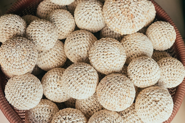 Flores hechas a mano decoradas de conchas en la tienda de Bali