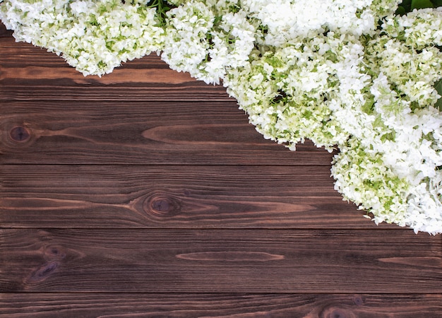 Flores de hortensia en mesa de madera oscura