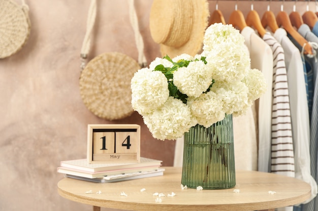 flores de hortensias en la mesa