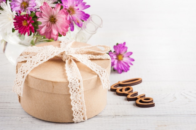 Flores de jardín de color rosa púrpura y caja de regalo