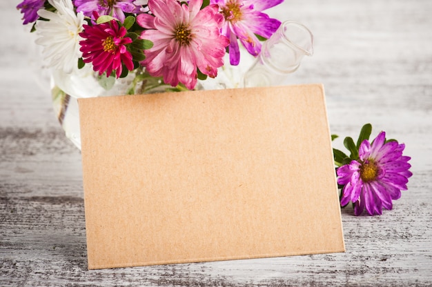 Flores de jardín rosa púrpura y tarjeta de felicitación