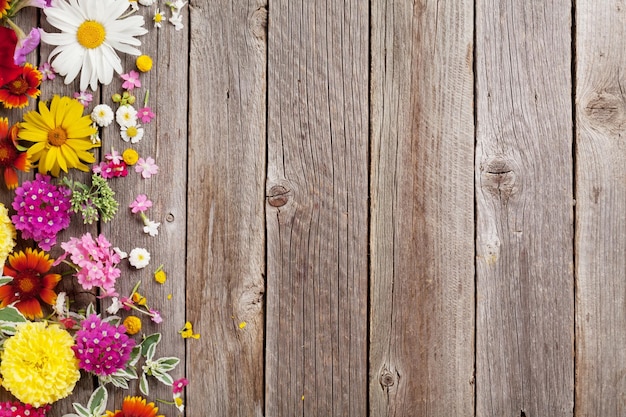 Foto flores de jardín sobre fondo de madera