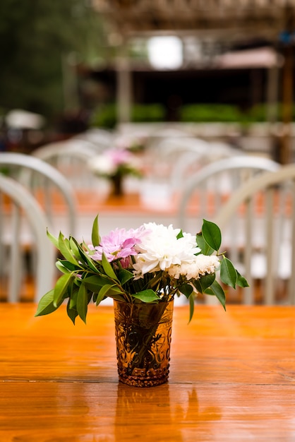 flores en jarrón decoración en mesa