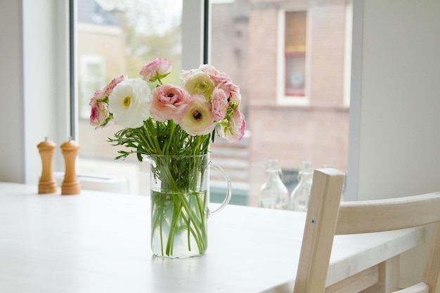 Flores en jarrón en la mesa en casa