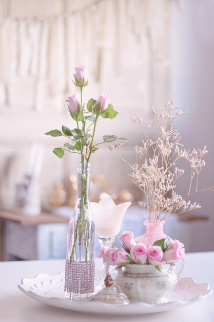 Flores en jarrón en la mesa en casa