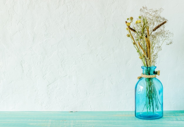 Flores en un jarrón sobre la mesa.