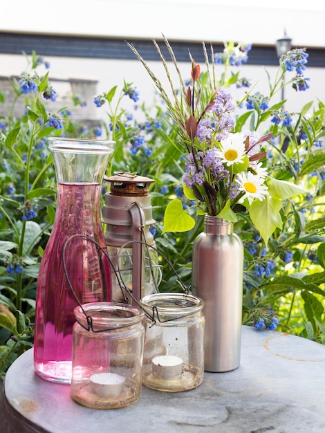 Foto flores en un jarrón de vidrio en la mesa