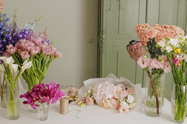 Flores en jarrones en una floristería