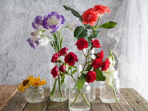 Flores en jarrones sobre una mesa de madera