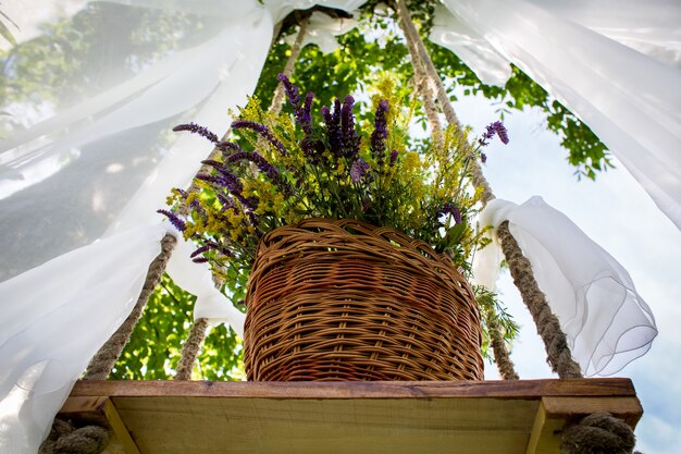 Flores en una jaula. El arte de la floristería. el escenario para la sesión de fotos