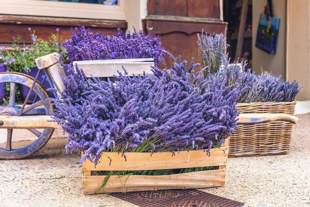 Flores de lavanda en una caja de madera