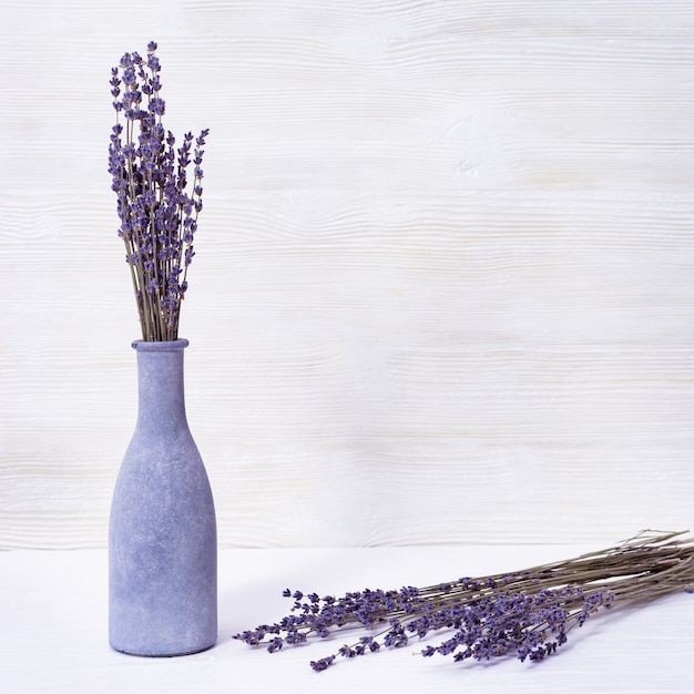 Flores de lavanda en florero