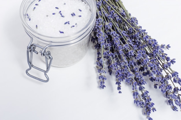 Flores de lavanda y frasco redondo con sal marina