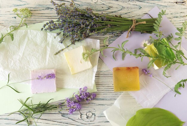 Flores de lavanda, jabón, aceites y tinturas, sobre un fondo de madera, ingredientes naturales