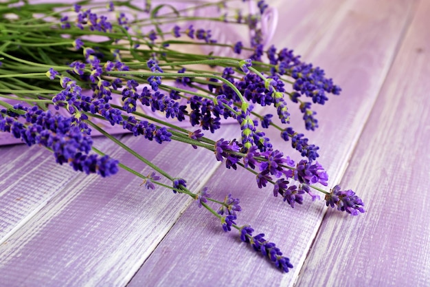 Flores de lavanda en la mesa de cerca