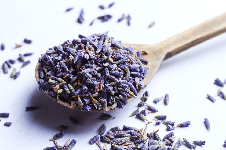 Flores de lavanda secas en una cuchara de madera