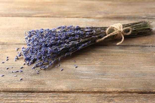 Flores de lavanda sobre fondo de madera de color