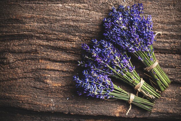 Flores de lavanda en tablero de madera