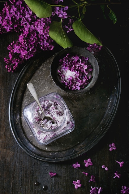 Flores lilas en azúcar.