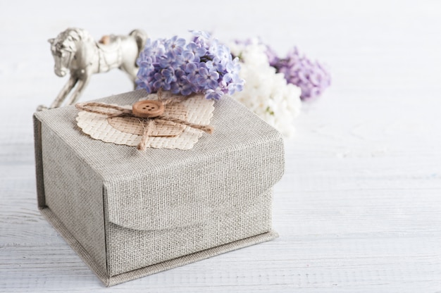 Flores lilas con caja de regalo