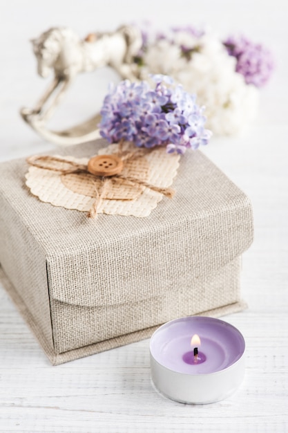 Flores lilas con caja de regalo