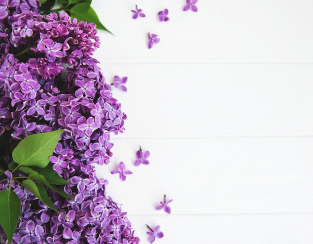 Flores lilás em uma mesa