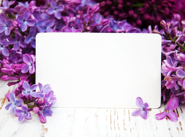 Flores lilas con etiqueta vacía.