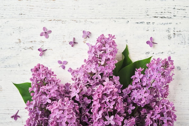 Flores lilás florescendo Buquê de lilases frescos na primavera em um fundo branco de madeira rústica Moldura para convite de aniversário casamento ou noivado Parabéns Dreamy ar suave imagem artística