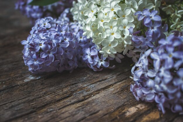 Flores lilas frescas en el fondo de madera vintage. Enfoque selectivo.
