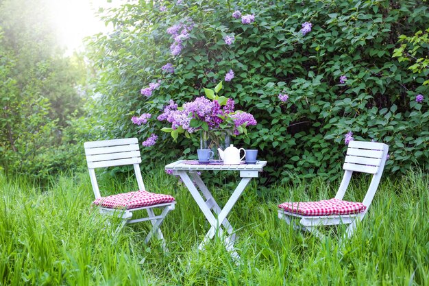 Flores lilas en la mesa en un hermoso jardín