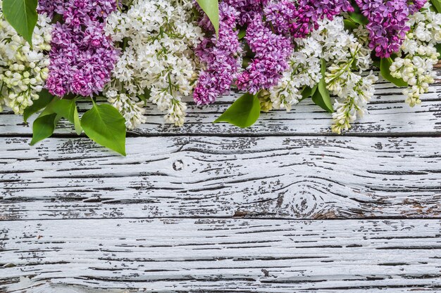 Flores lilas en mesa de madera