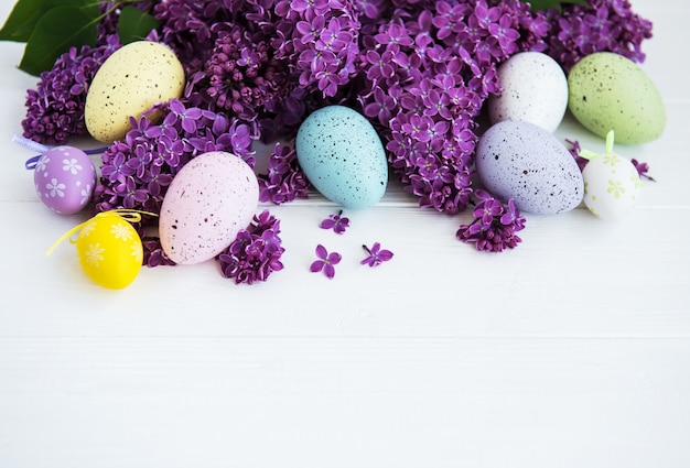 Flores lilas de primavera y huevos de pascua.