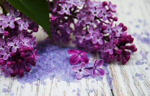 Flores lilas con sal marina.