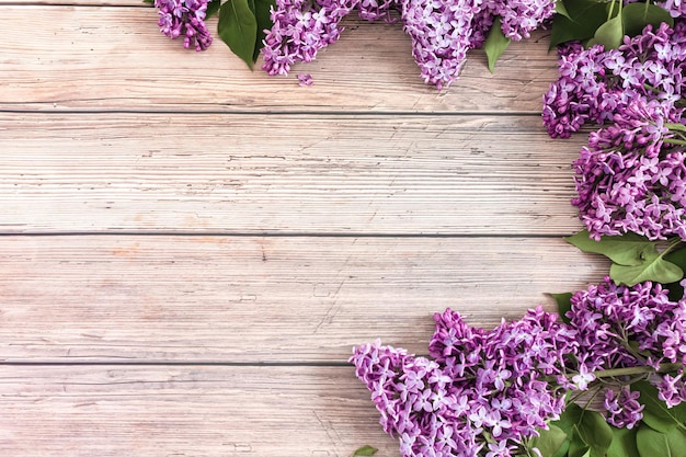 Flores lilas sobre fondo de madera rústica. Vista superior, endecha plana, espacio de copia. Concepto de primavera.