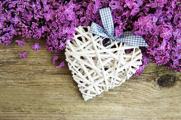 Flores lilas sobre una mesa