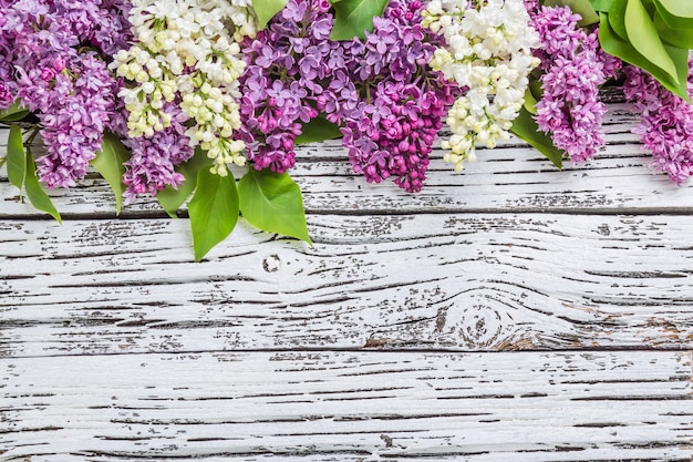 Flores lilas en superficie de madera