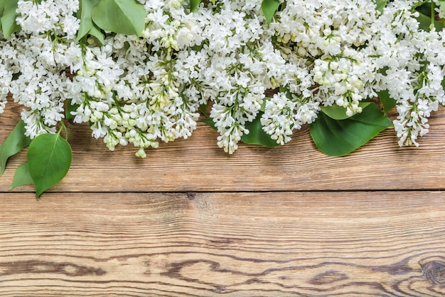 Flores lilas en superficie rústica