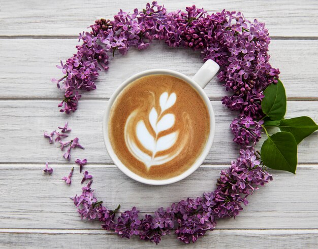 Flores lilas y taza de café