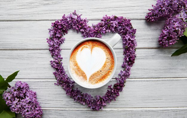 Flores lilas y taza de café