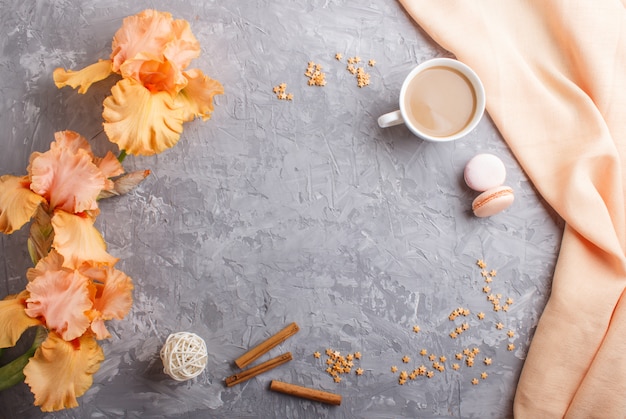 Flores de lirio anaranjado y una taza de café