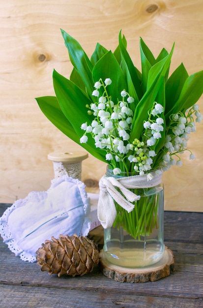 Flores de lirio de los valles de primavera.