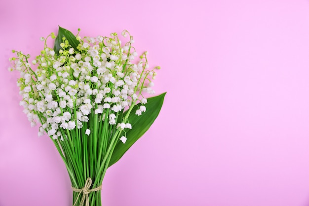 Flores de lirios del valle, espacio vacío.