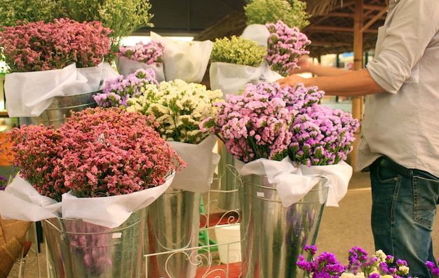 Flores en macetas en una florería.