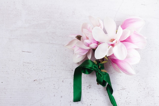 Flores de magnolia en una mesa de madera