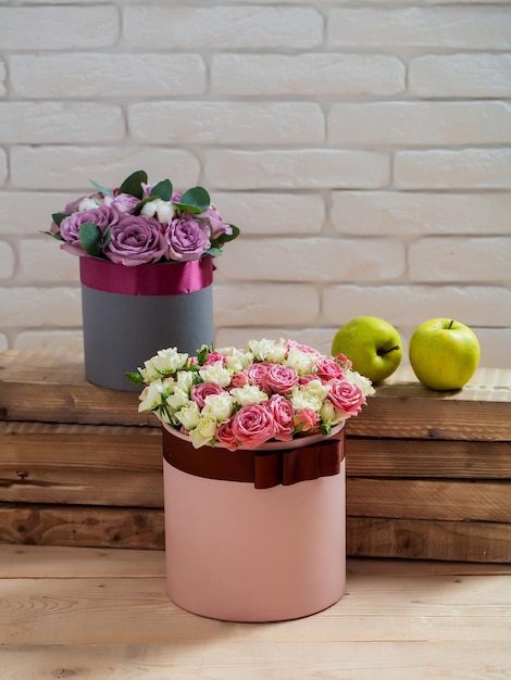 Flores y manzana en tablones de madera.